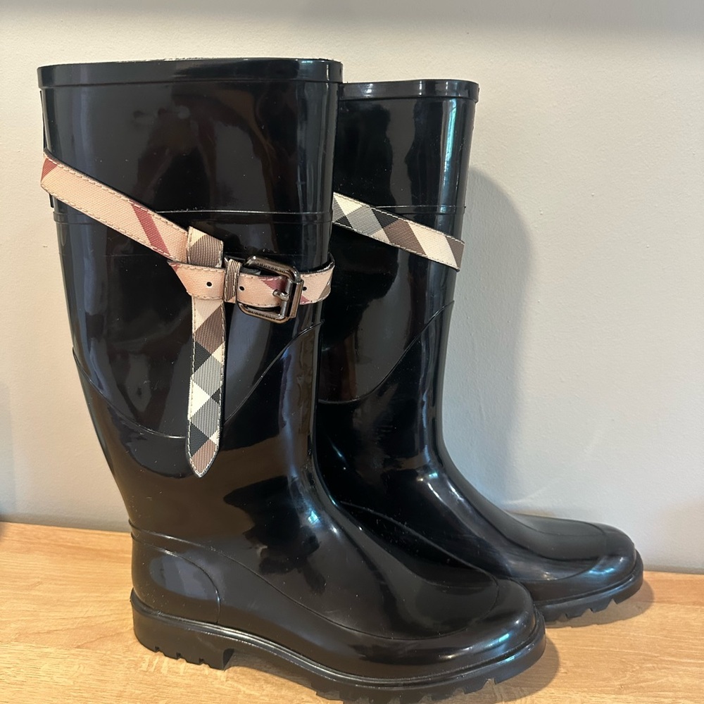 Burberry Rain Boots - Picture 4 of 7